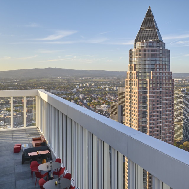 nhow_Frankfurt_Bar_Skybar_rooftop_terrace_view-640x640