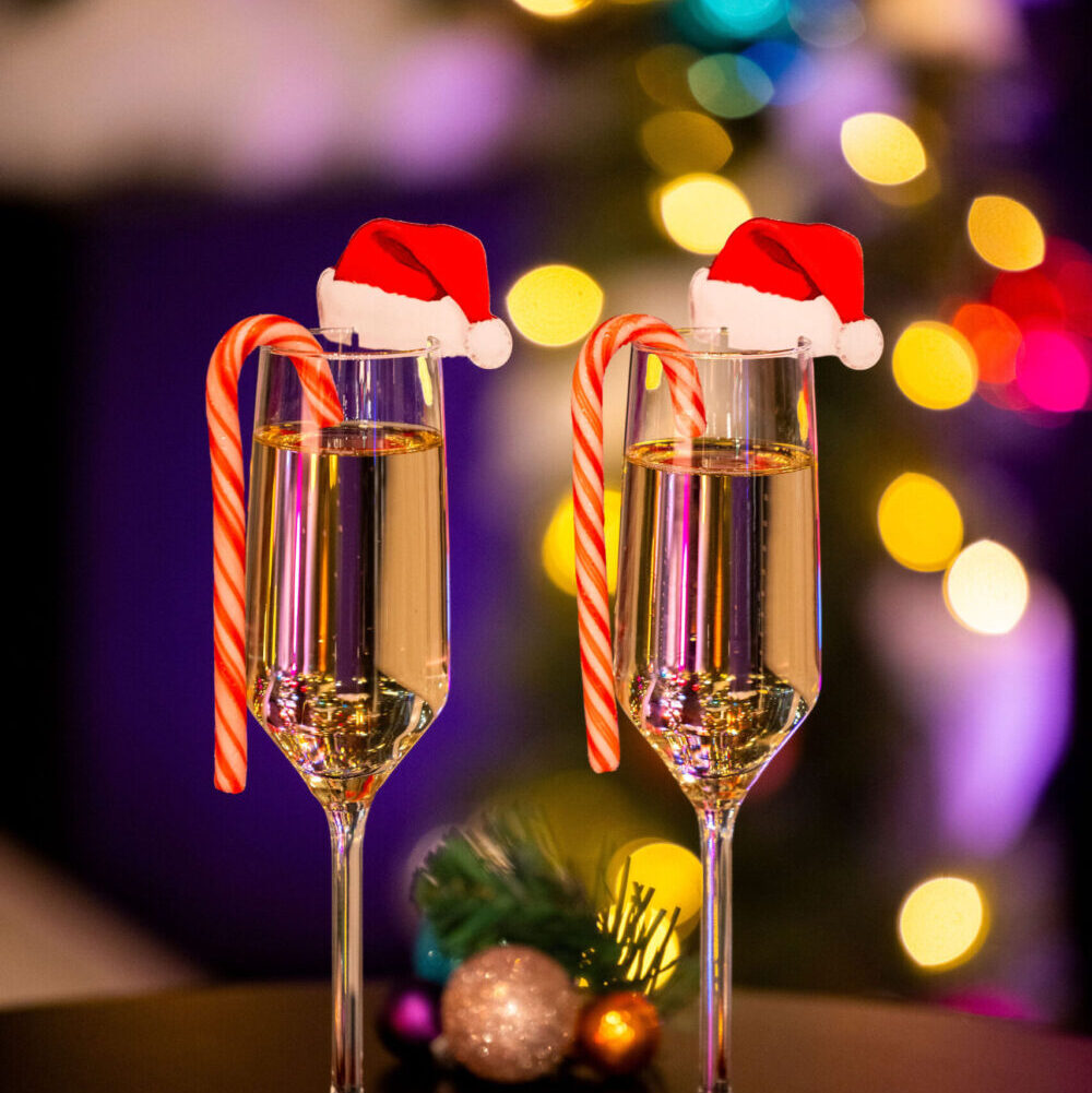nhow_Rotterdam_Restaurant_detail_champagne_drink_christmas_ornament_champagne_glass_red_lace (1)