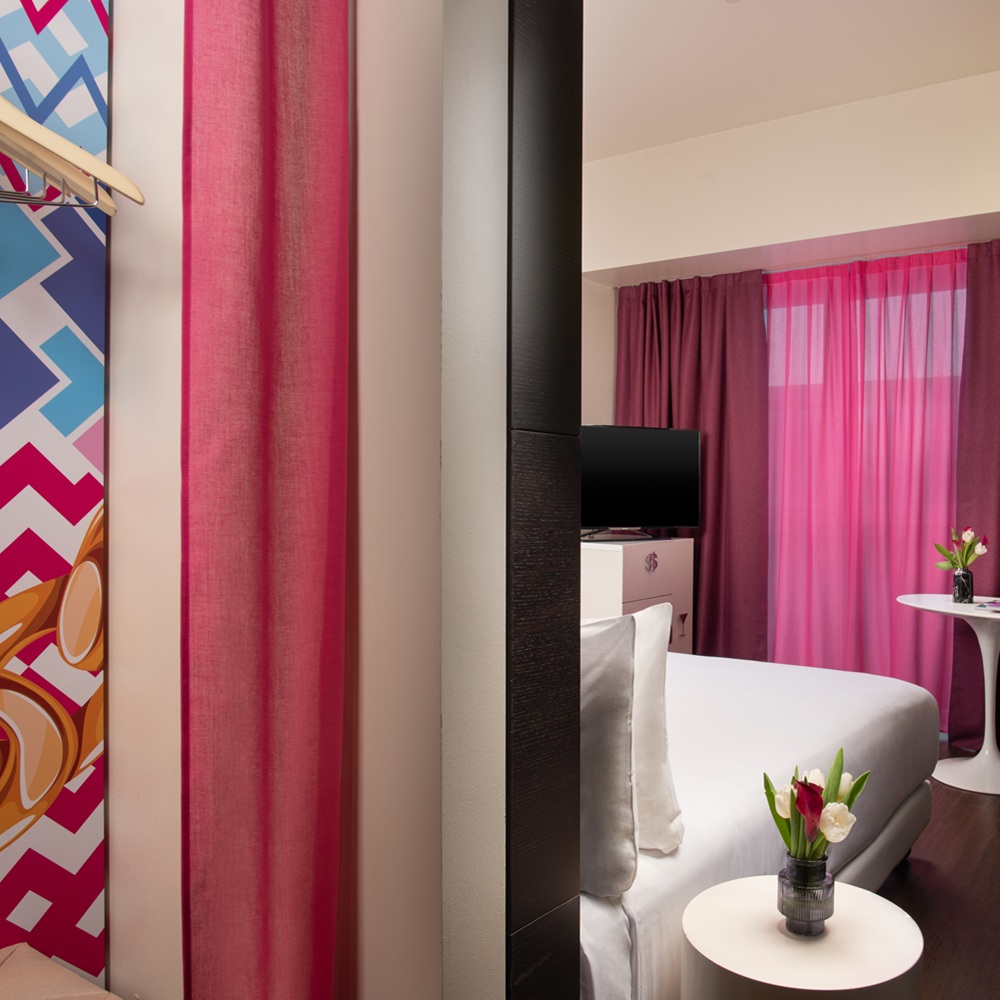 nhow_Milano_Room_Closed_Curtains_Corner_View_Tulips