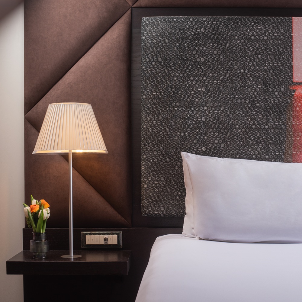 nhow_Milano_Room_Junior_Suite_Bed_Lamp_Detail_Tulips