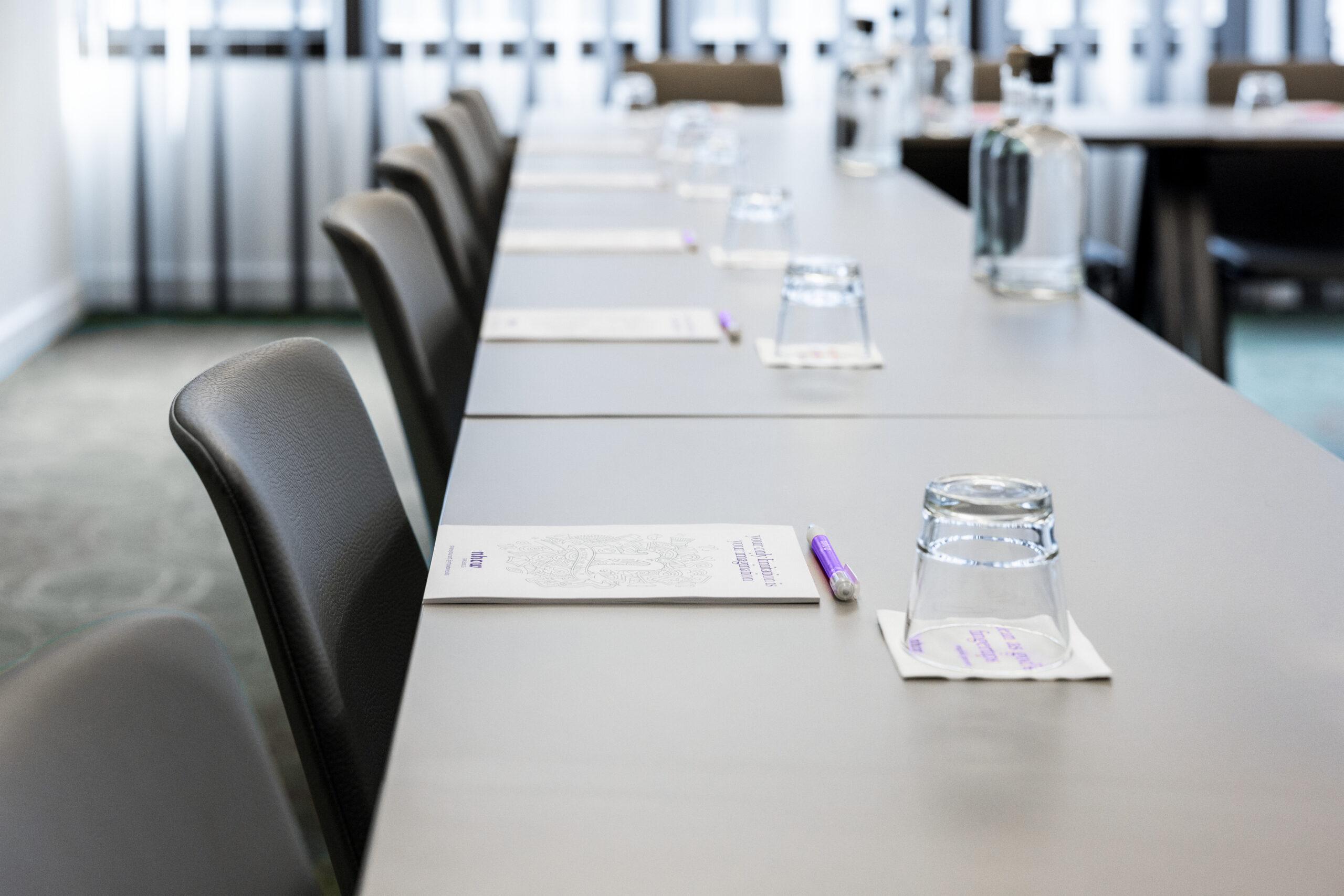 nhow_Brussels_Bloom_Meeting_rooms_Detail_Table_Notebook_Pen_Glass-4083x2724
