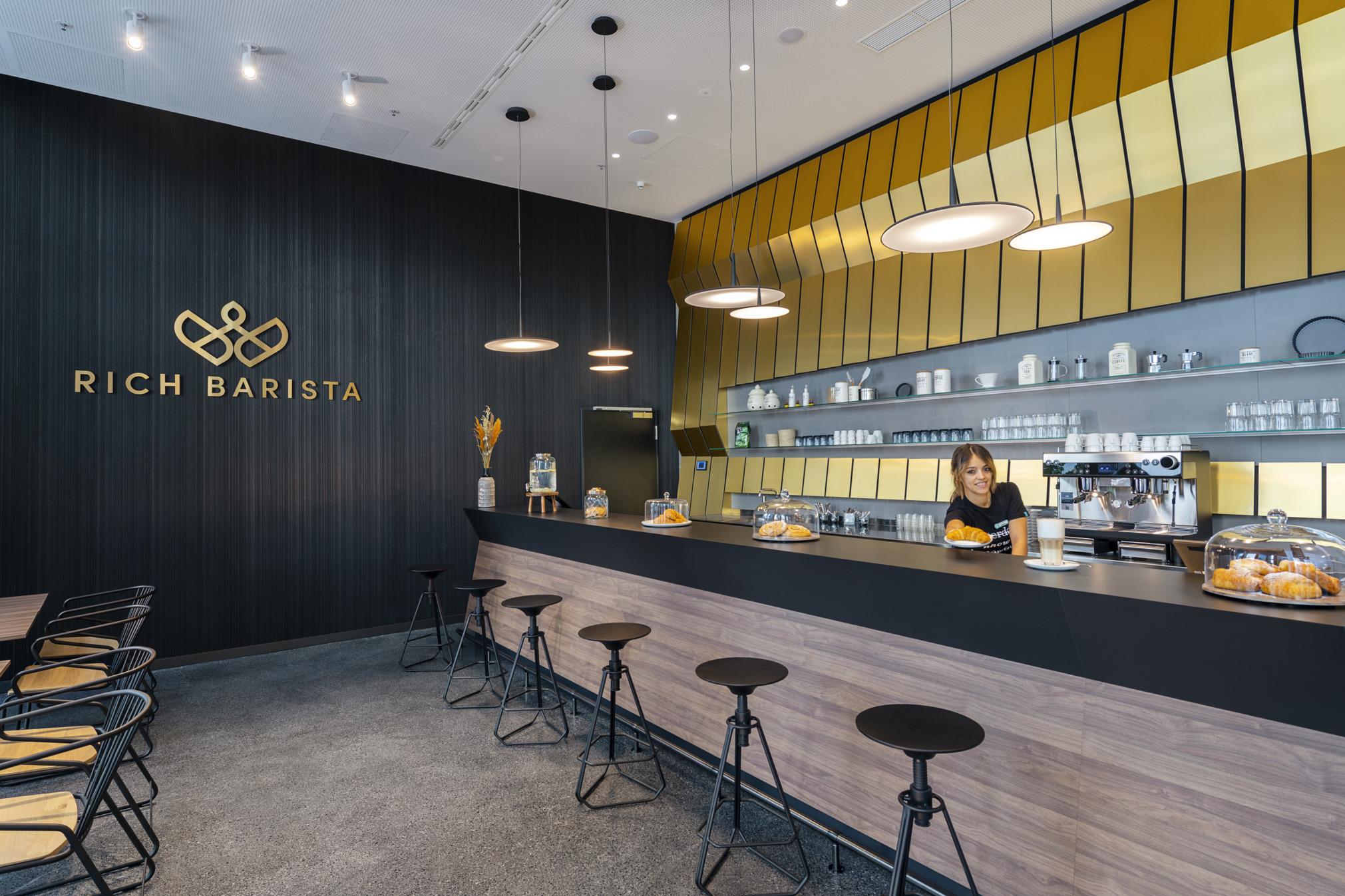 nhow_Frankfurt_Gastronomy_barista_coffee_pastries_service_staff-2021x1347