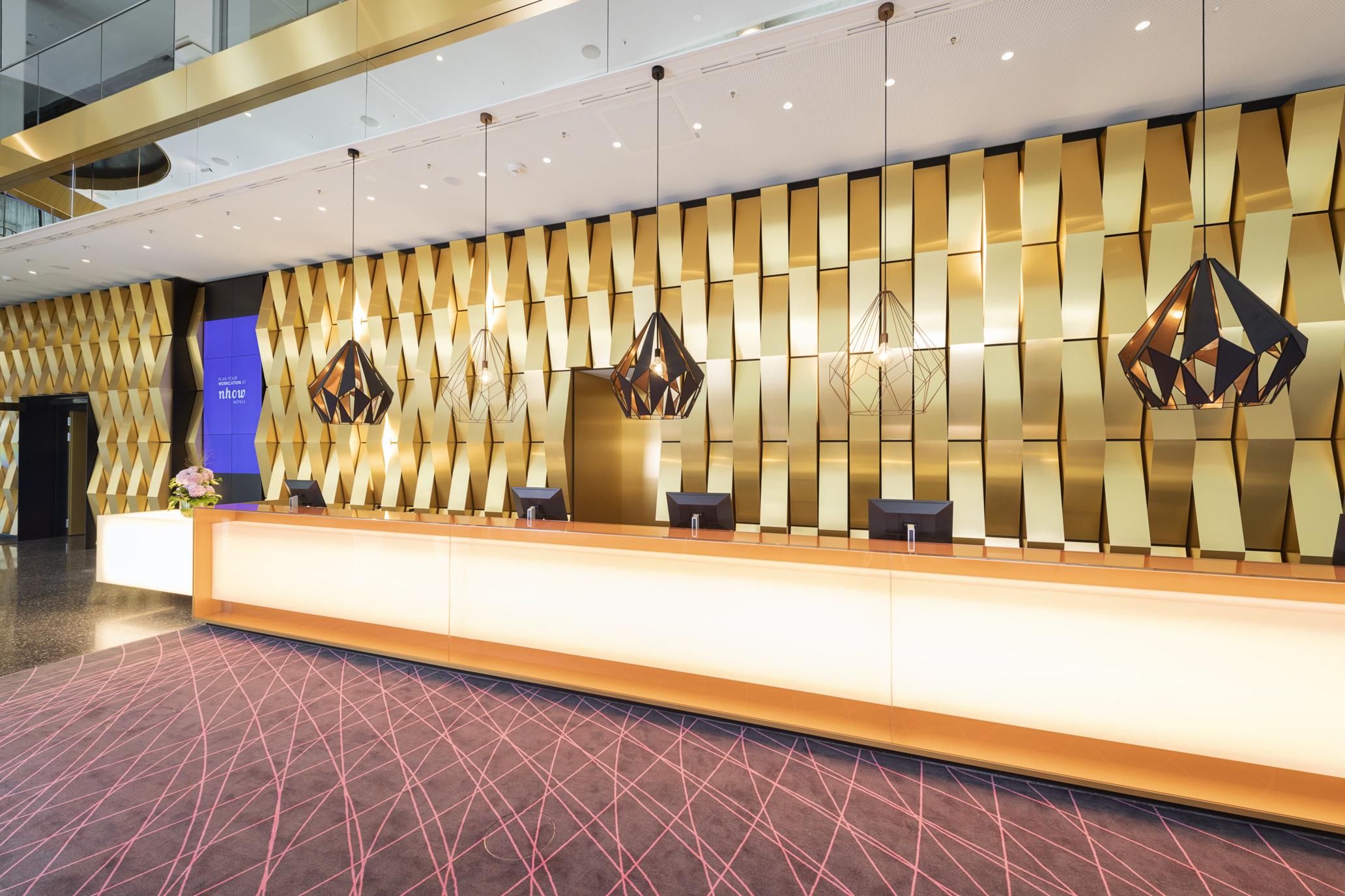 nhow_Frankfurt_Lobby_and_reception_empty_lamps_counter_flowers_screen-2064x1376