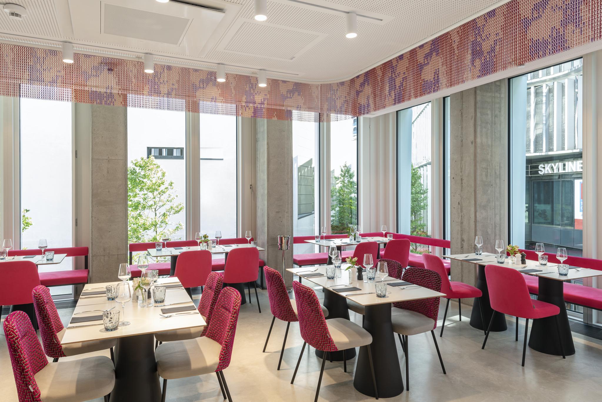 nhow_Frankfurt_Restaurant_interior_empty_flowers_glasses-2047x1365