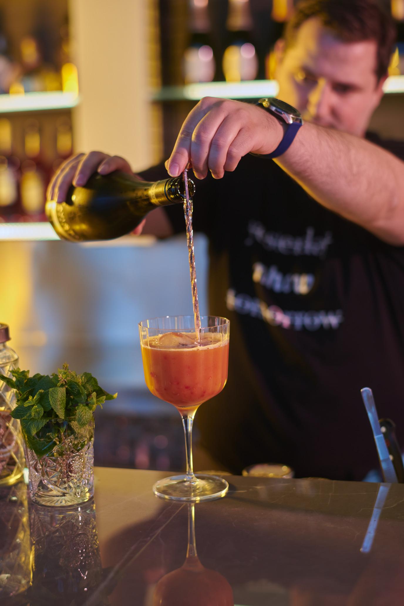 nhow_Frankfurt_Bar_Skybar_detail_cocktail_red_bartender-1376x2064
