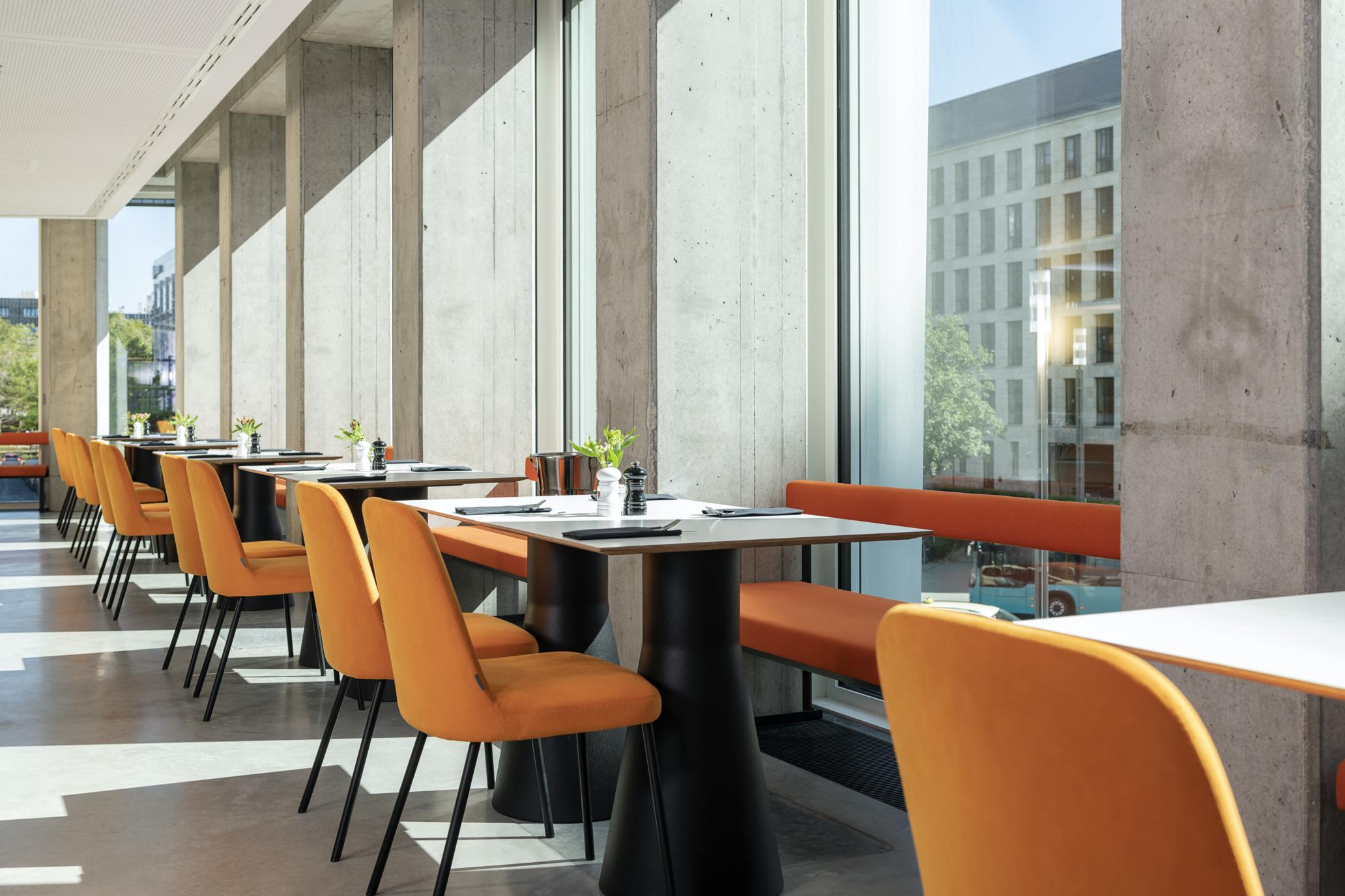 nhow_Frankfurt_Buffet_breakfast_breakfast_setup_side_shot_restaurant_flowers_detail-2