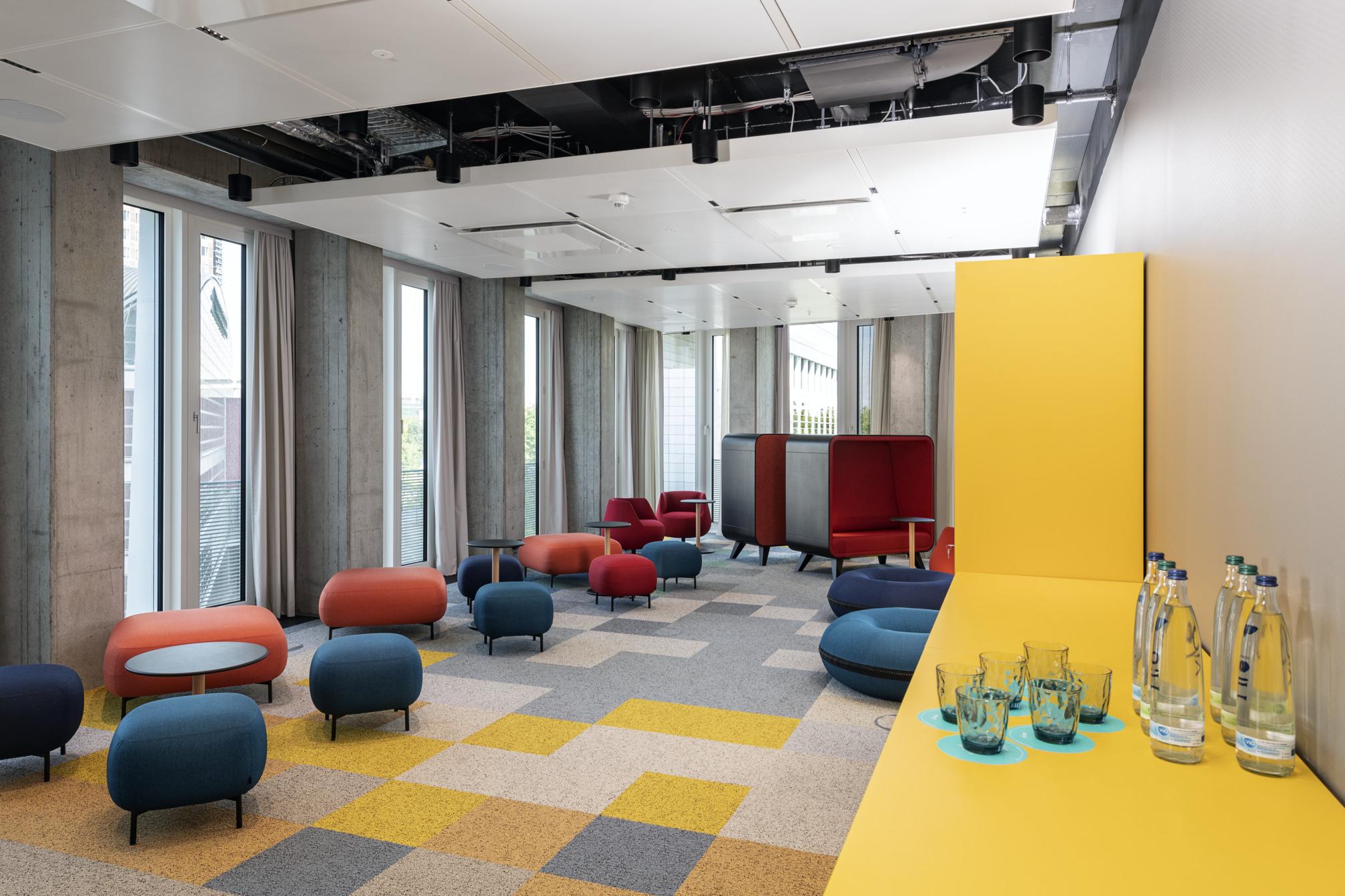 nhow_Frankfurt_Meeting_rooms_cabaret_setup_window_natural_light_lounge_area_tables_ar