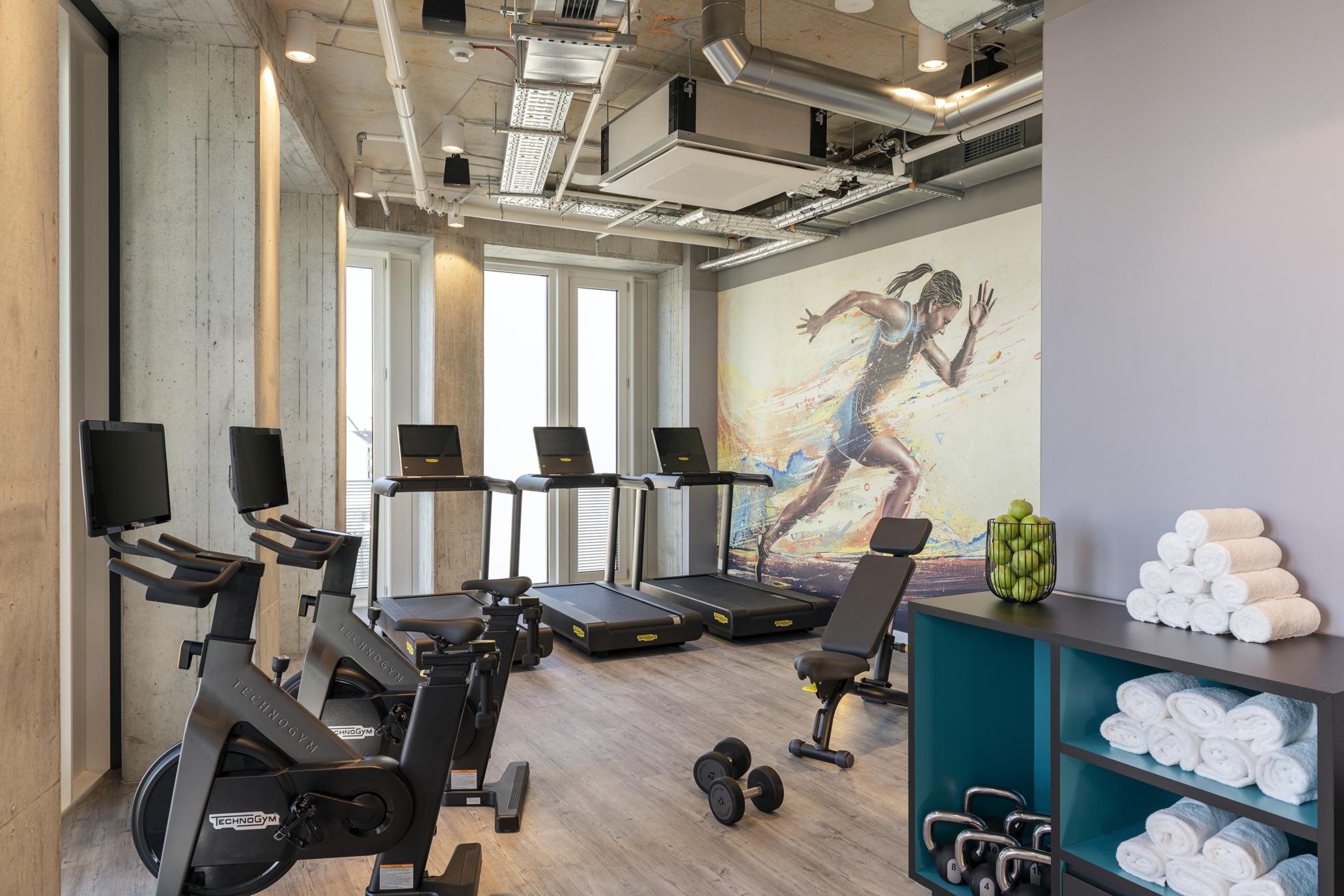 nhow_Frankfurt_Hotel_facilities_gym_interior_treatmills_indoor_bikes_weights_towels-2