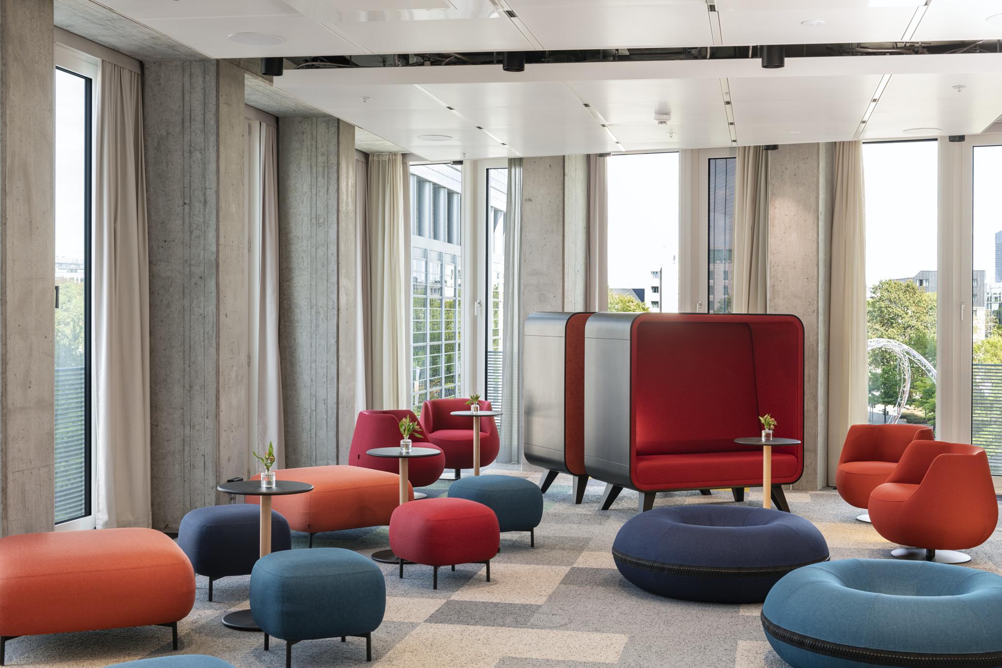 nhow_Frankfurt_Meeting_rooms_cabaret_setup_window_natural_light_lounge_area_table (1)
