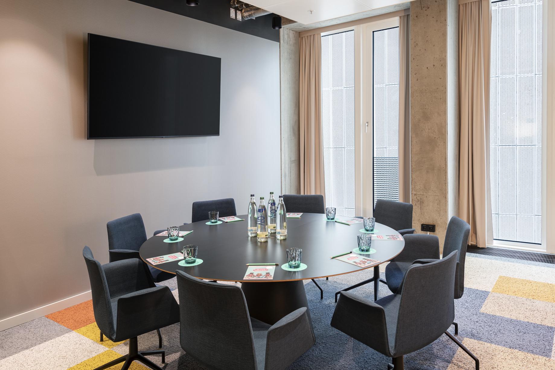 nhow_Frankfurt_Meeting_rooms_cabaret_setup_window_natural_light_screen_tv-1839x1226