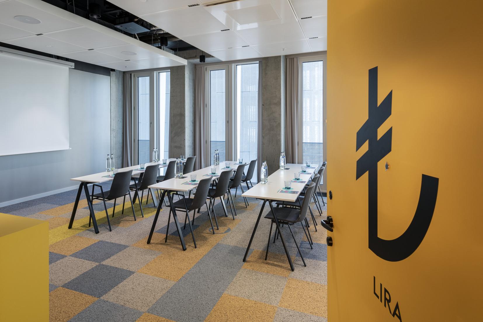 nhow_Frankfurt_Meeting_rooms_classroom_setup_interior_screen_entrance-1654x1103