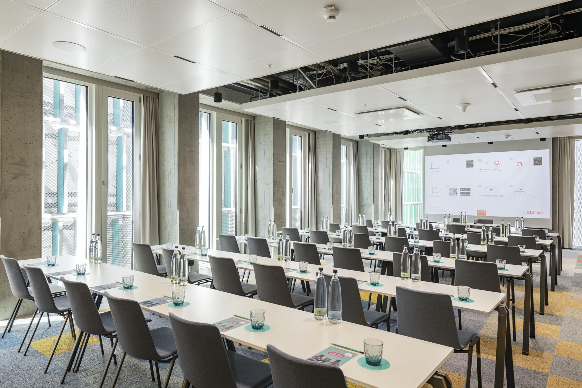 nhow_Frankfurt_Meeting_rooms_classroom_setup_window_natural_light_screen-2039x1360