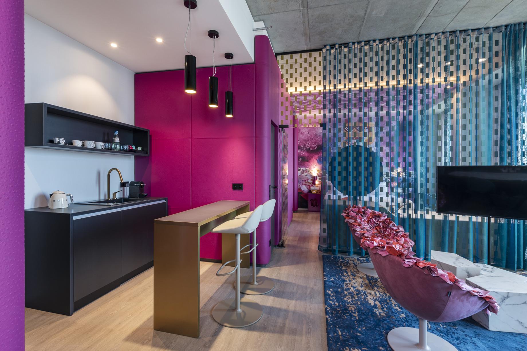 nhow_Frankfurt_Room_presidential_suite_interior_open_kitchen_stool_armchair_corridor_